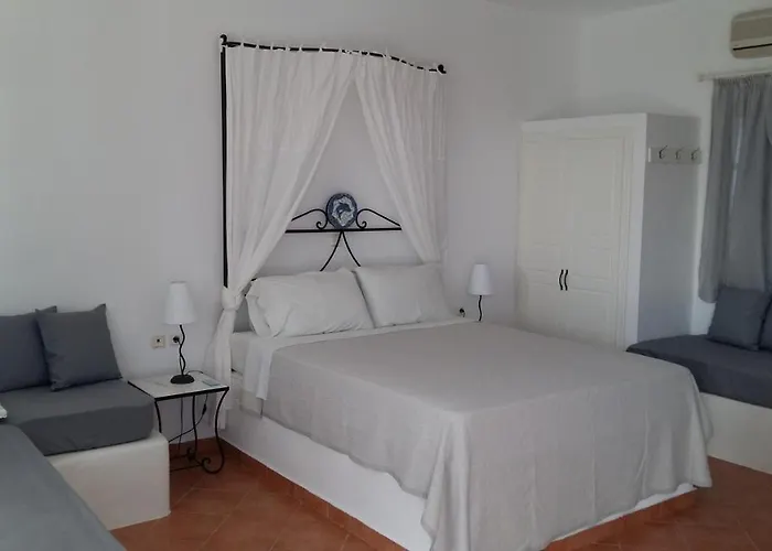 Sarakiniko View * Mandrákia