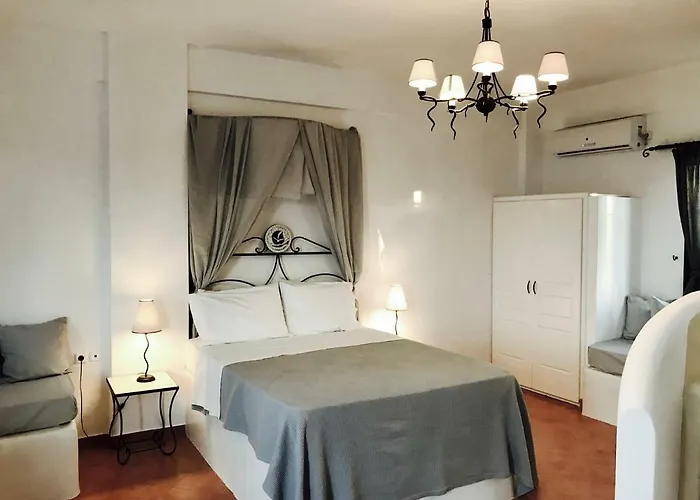 Sarakiniko View * Mandrákia